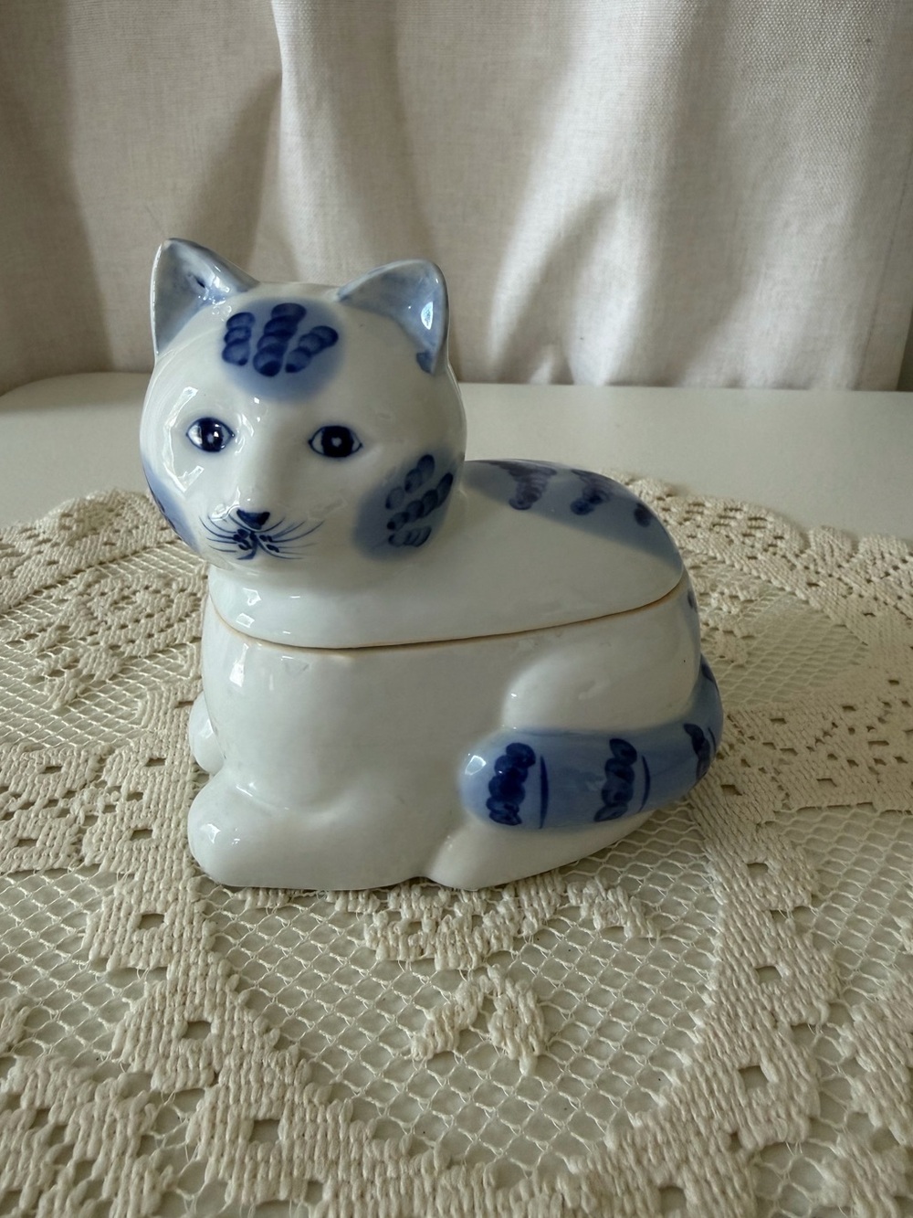 VTG Blue & White Ceramic Judgmental Cat Trinket Box 5”